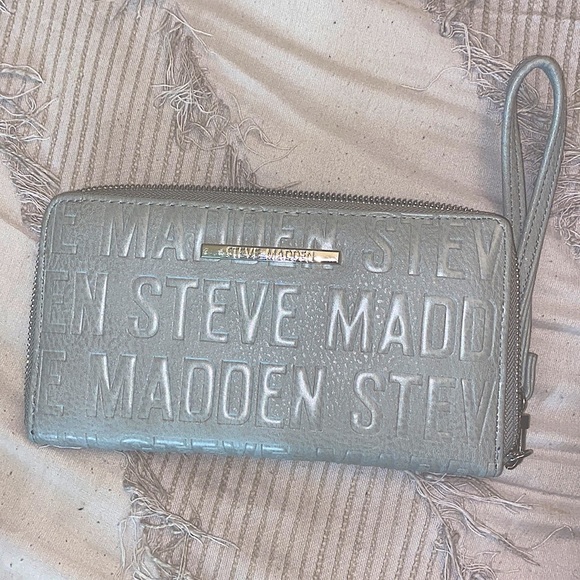NEW & NEVER USED STEVE MADDEN HAND WALLET - Picture 1 of 3